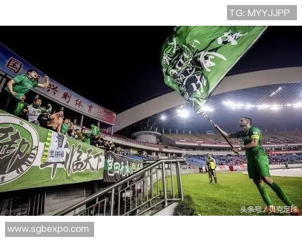 足球明星的善良之心与温暖行动谱写的感人故事